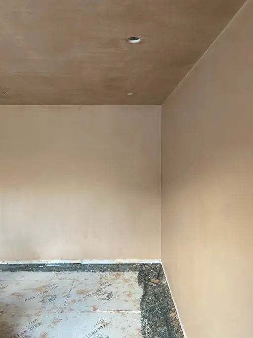 Skimmed room corner with downlights