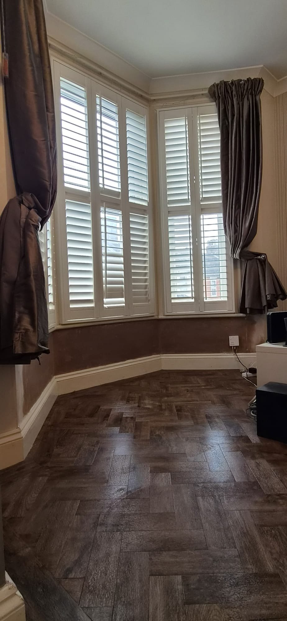 Bay window room skimmed, after