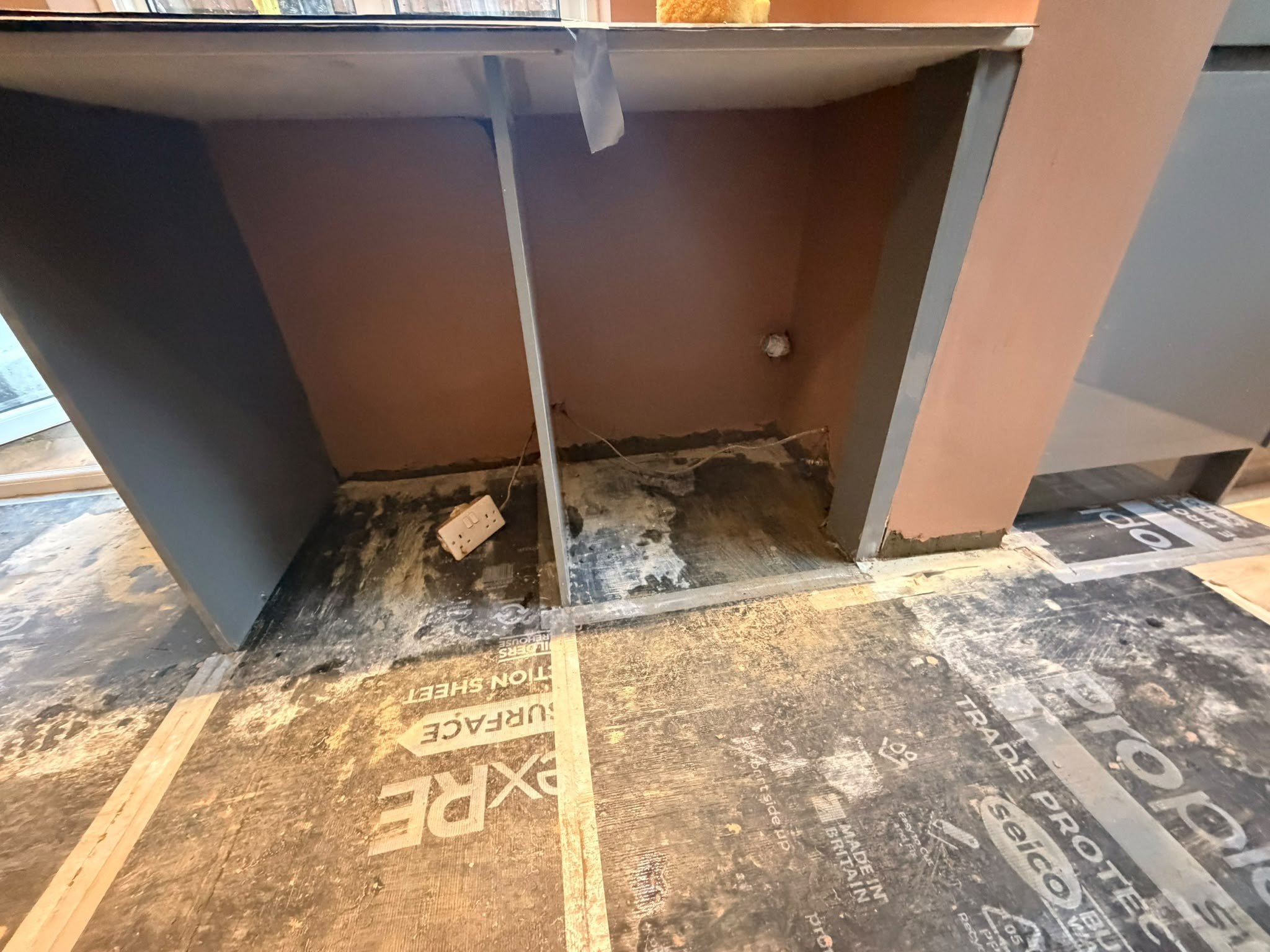Kitchen units wall skimmed, after